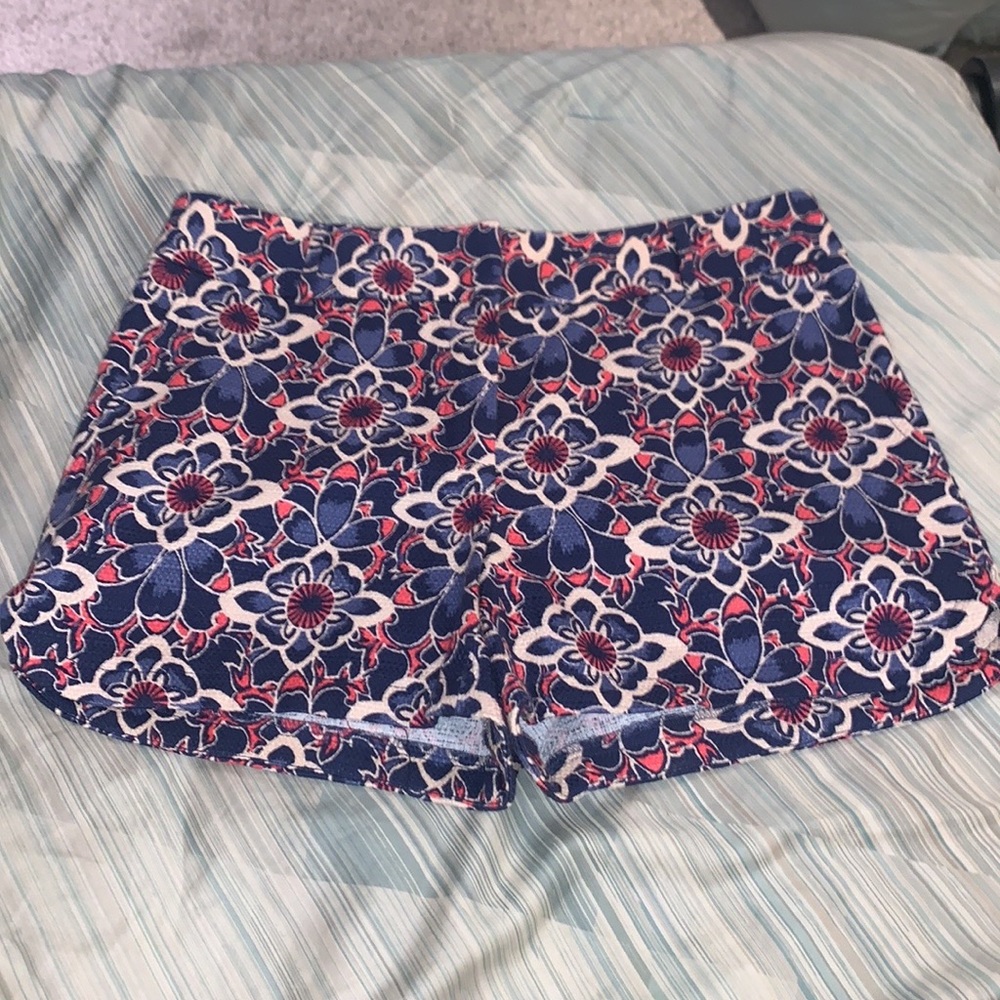 Ann Taylor LOFT The Rivera Short in size 6 blue pink and cream floral pattern